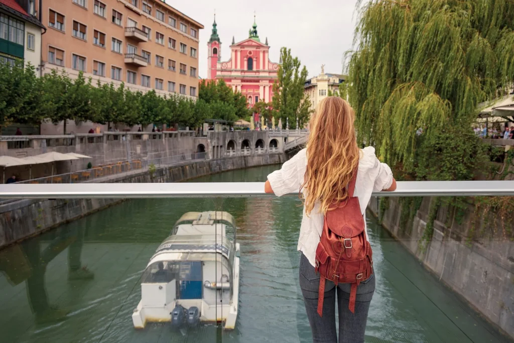 Kvinnlig turist på besök i Ljubljana