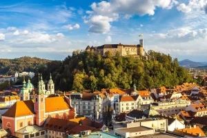 Ta del av utsikten över staden från Ljubljanas slott