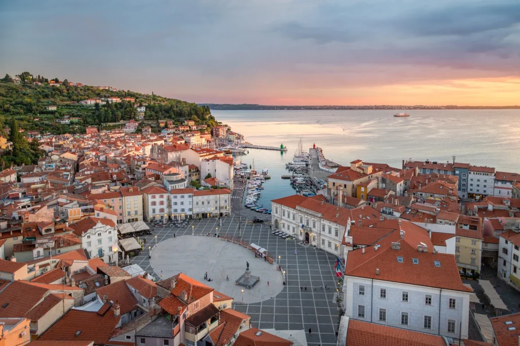 Uitzicht over de oude stad van Piran, Slovenië