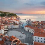 Uitzicht over de oude stad van Piran, Slovenië